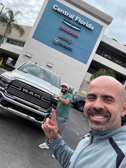 Cliente satisfeito com a compra do carro nos EUA, ao lado do David